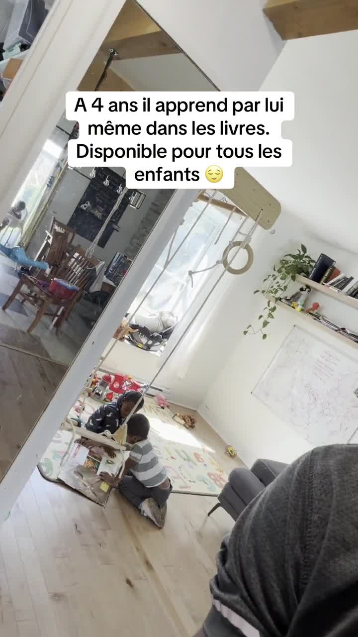 Wanilo, 4 ans, apprend seul dans un livre